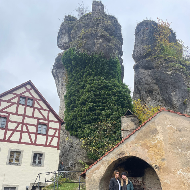 Außenansicht Fränkische Schweiz Museum mit Personen.