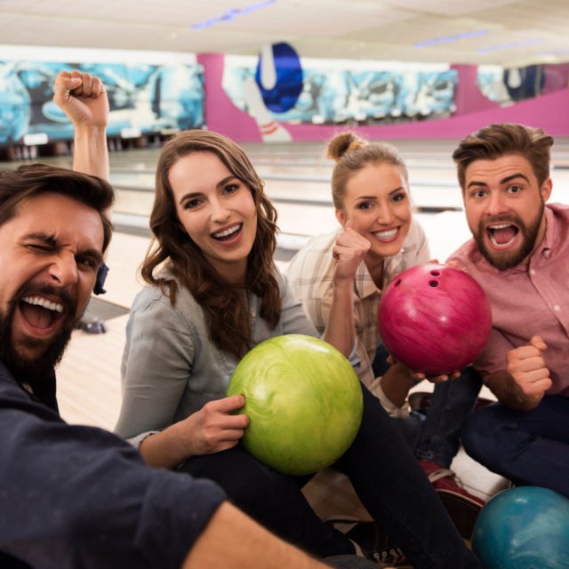 Gruppe beim Bowling